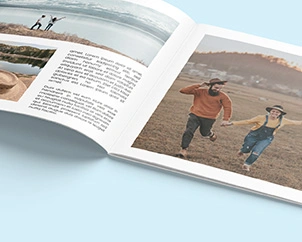 Quadratisches Fotoheft aufgeschlagen im Detail